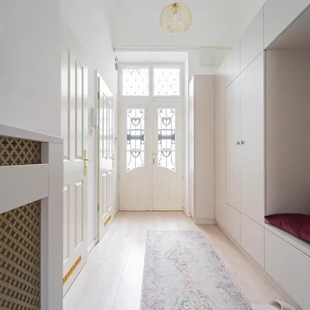Luxury By Castle District, Free Parking Apartment *