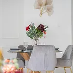 Luxury By Castle District, Free Public Parking Nearby *